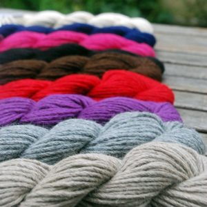 Des échevaux de laine prêt à être transformés en pelotes puis tricotés !
