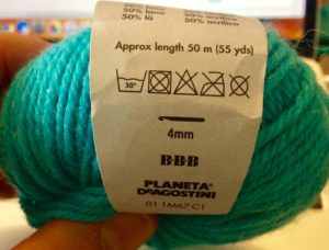 La taille de l'aiguille ou du crochet à utiliser est systématiquement indiquée sur la pelotte (ici, 4 !)