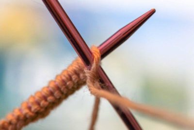 Commencez par piquer la maille par devant, fil de bobine sur le devant