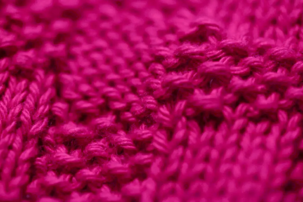 Détail du tricot damier au point de riz