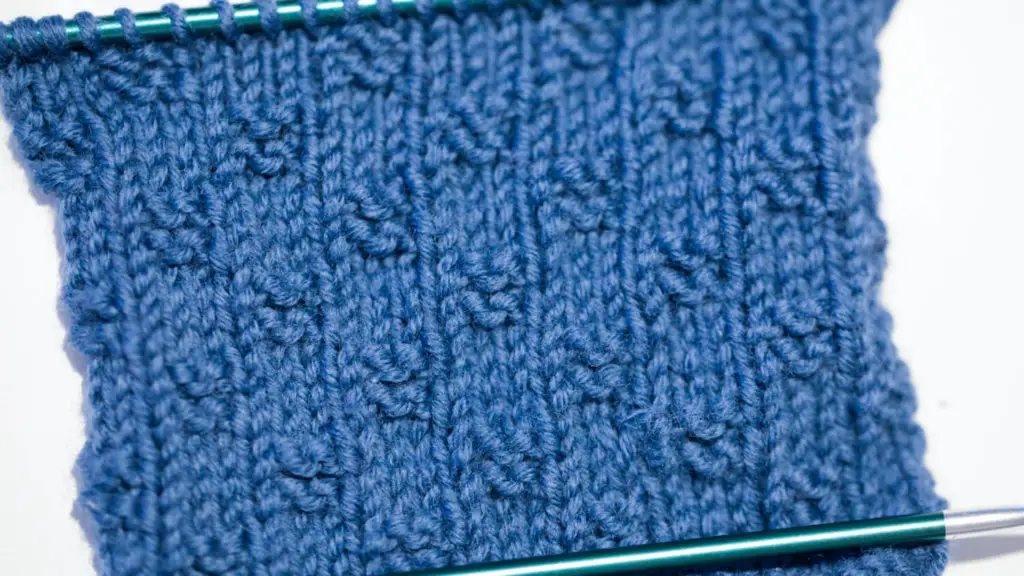 Le motif de tricot piqué en sautoir
