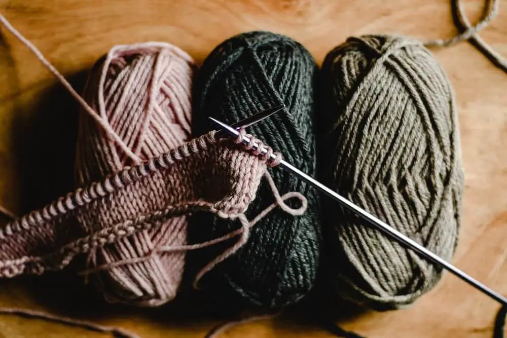 Comment s'y retrouver dans les types de fil à tricoter