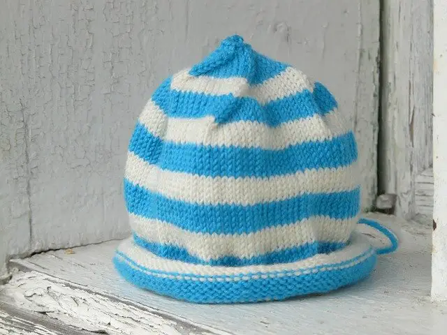 Tricoter un bonnet de naissance