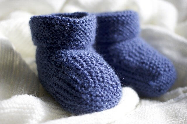 Comment tricoter de petits chaussons de naissance ?