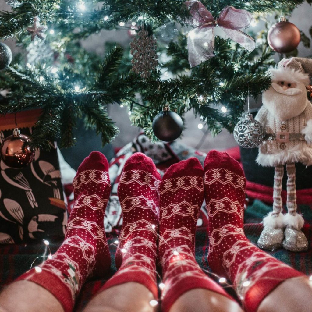 Pour aller avec le pull, pourquoi ne pas tricoter des chaussettes de Noël pour toute la famille ?