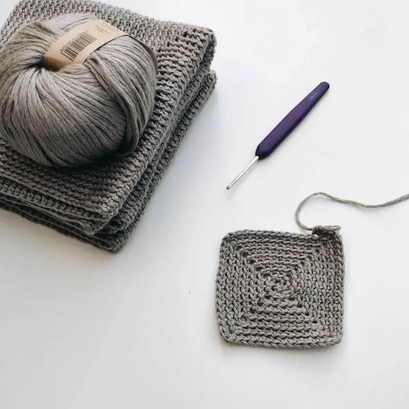 Le granny square est une des bases du crochet