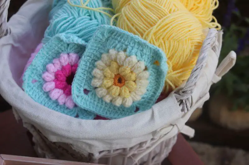 Un peu de fil et un crochet suffisent à débuter le granny square