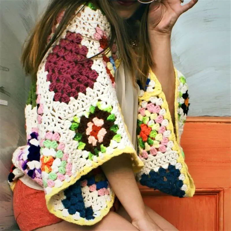 Gilet au crochet avec la technique du granny square