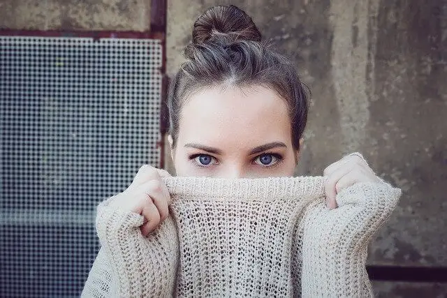 Un pull léger en fil de coton, de lin ou de bambou est idéal pour les soirées d'été