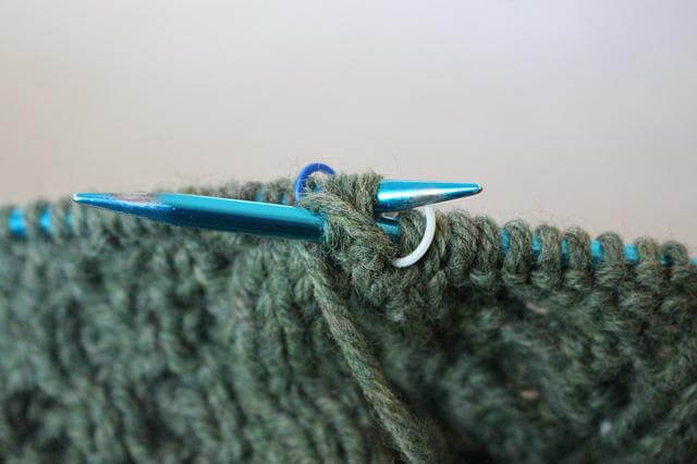Qu'on tricote en rond ou à plat, les finitions sont primordiales