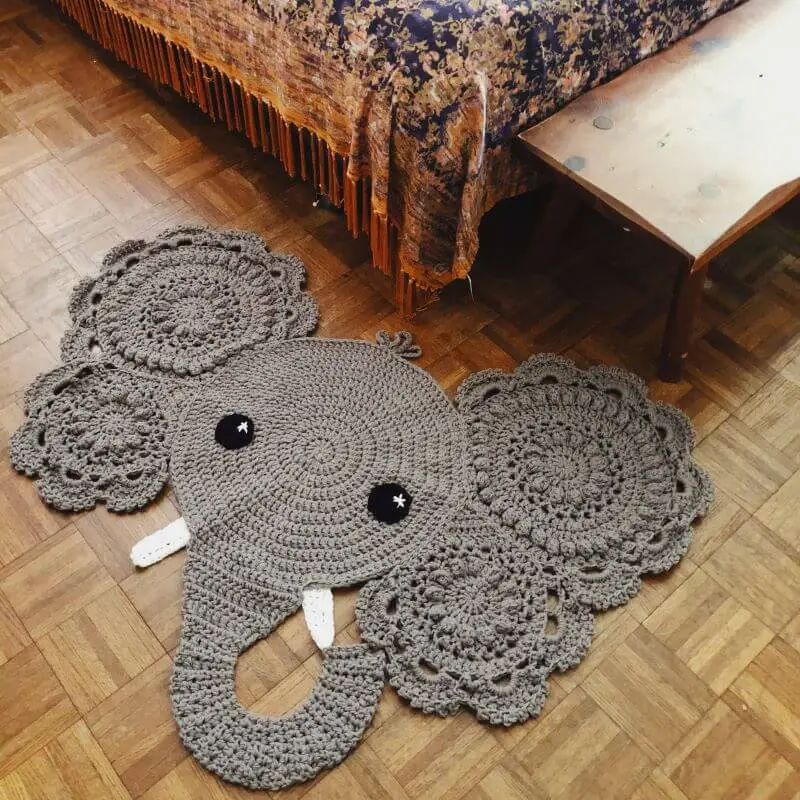 Un tapis au crochet en forme d'éléphant