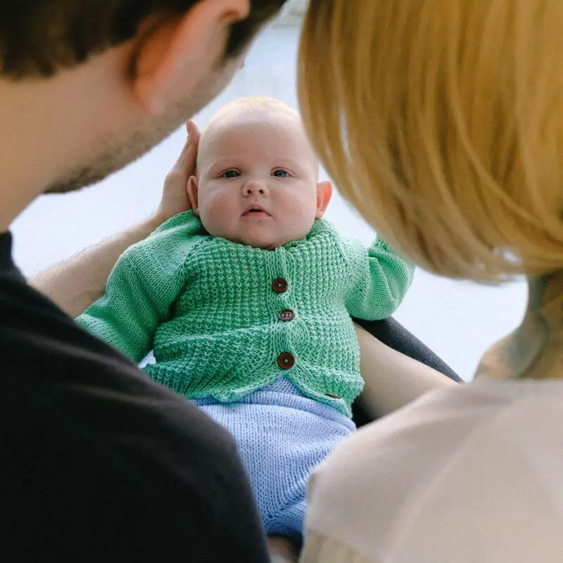 Petit cardigan pour bébé, tricoté avec amour