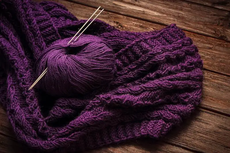 une pelote de fil pour tricoter une écharpe