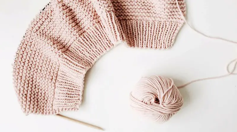 Début d'un tricot de pull pour enfant