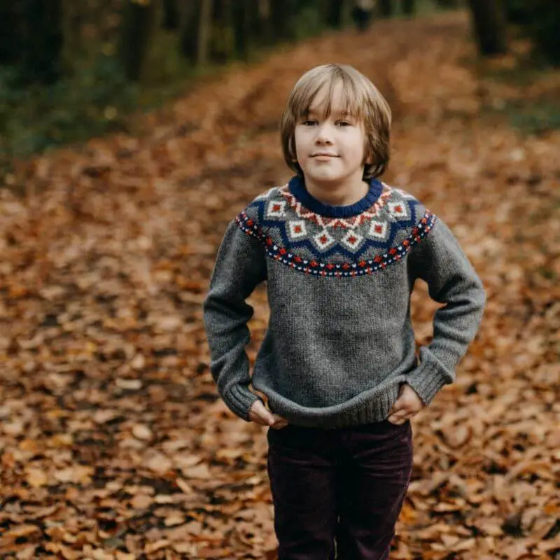 Enfant avec un pull norvégien