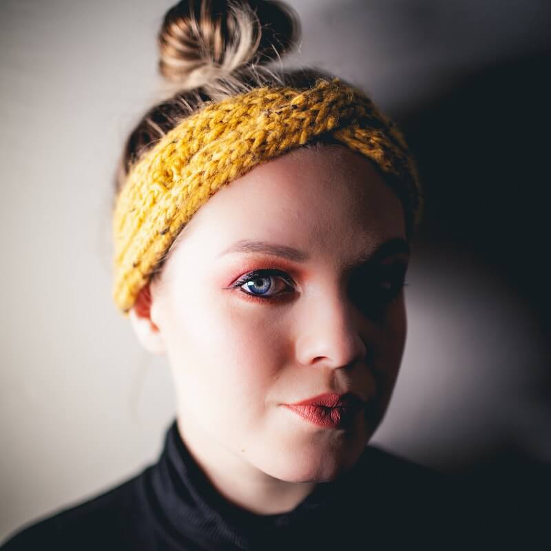 Un headband en laine tricoté avec des restes de pelotes