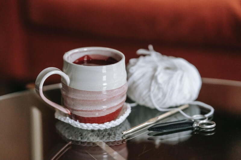 Au crochet, il est facile et rapide d'utiliser ses restes de laines pour crocheter des sous-tasses