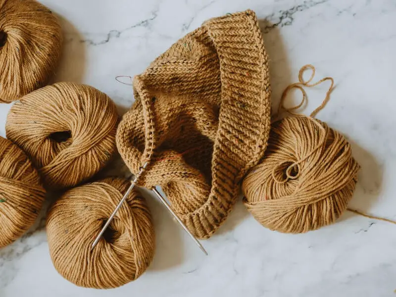Pull couleur marron en train d'être tricoté
