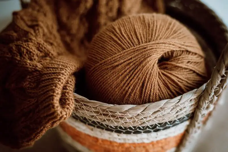 Pelote de laine et pull en cours de tricotage