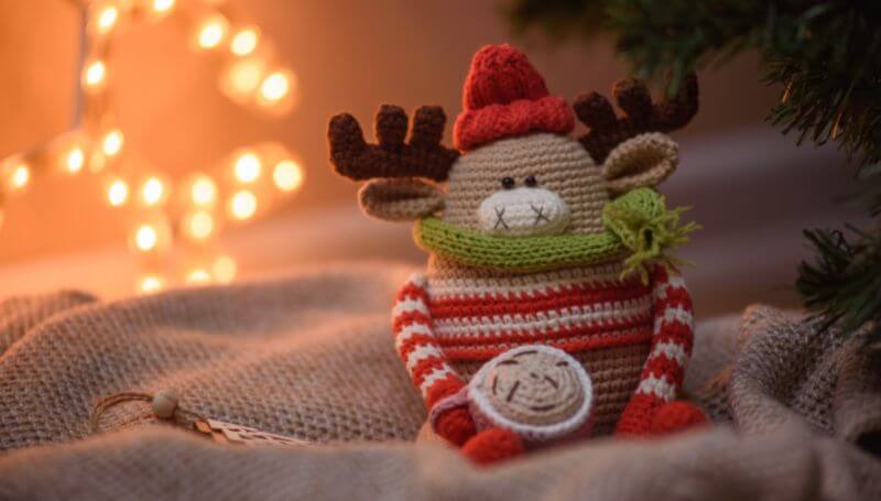 Un petit amigurumi représentant un renne, à glisser sous le sapin pour décorer à noël