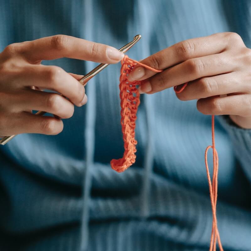 Un ruban au crochet, pour remplacer le bolduc à Noël en utilisant des restes de fil