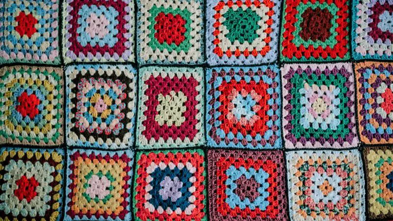 Une couverture en granny square