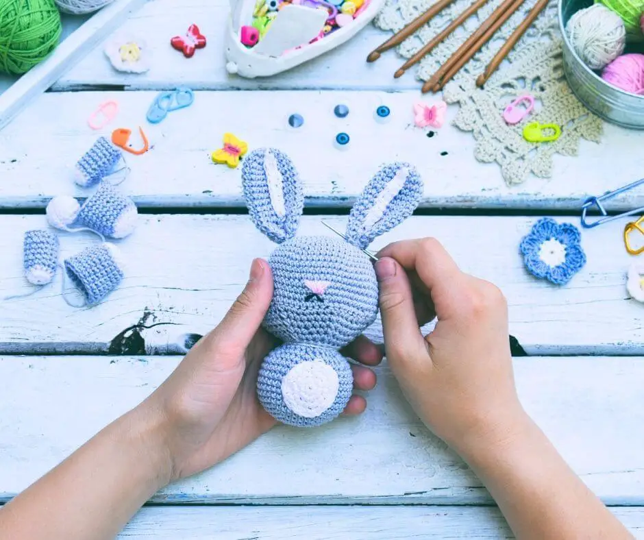 Un lapin de Pâques, fabriqué au crochet